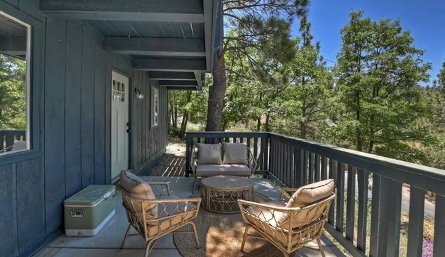 Tranquil 2-bedroom house with Peakaboo views of lake and slope in Big Bear