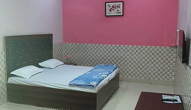 Tranquil 2-bedroom house in charming Mathura with AC