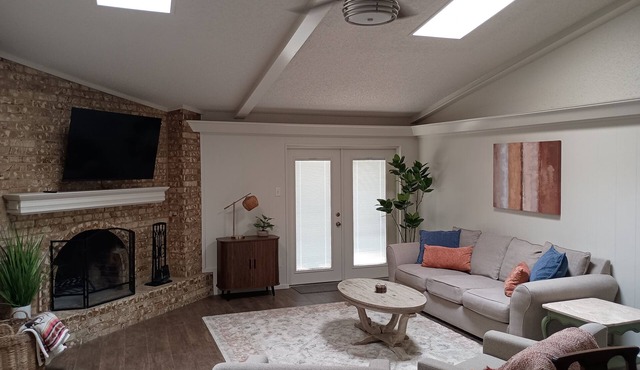 Tranquil 2-bedroom next to Remington Park, conveniently close to Loop 289