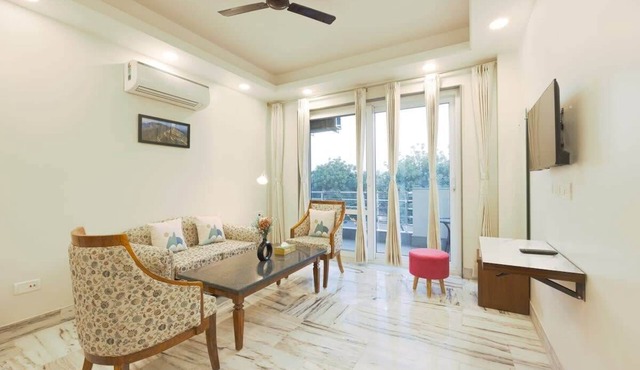 Tranquil 2BR Oasis with Balcony & Bathtub
