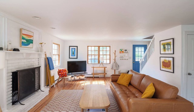 Tranquil 4-bedroom house with AC near Lambert's Cove Beach