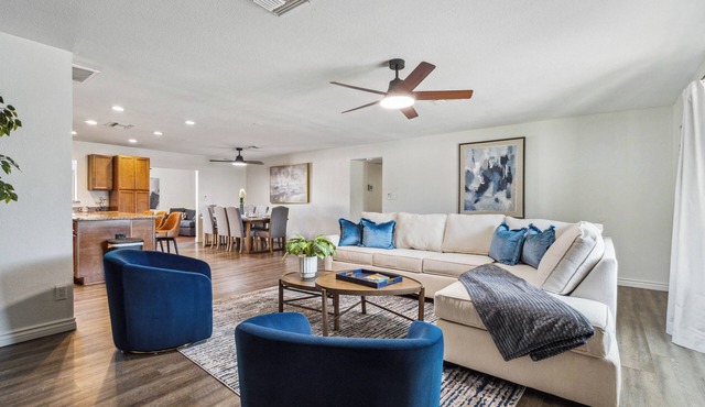 Tranquil 4-MOD Lux Old Town: 4BR Modern Luxe Amenities