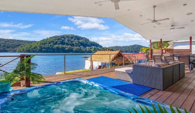 Tranquil Abode with Spa & Jetty
