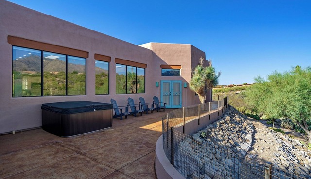 Tranquil and Luxurious Guesthouse near hikes and trails in Tucson with Hot tub