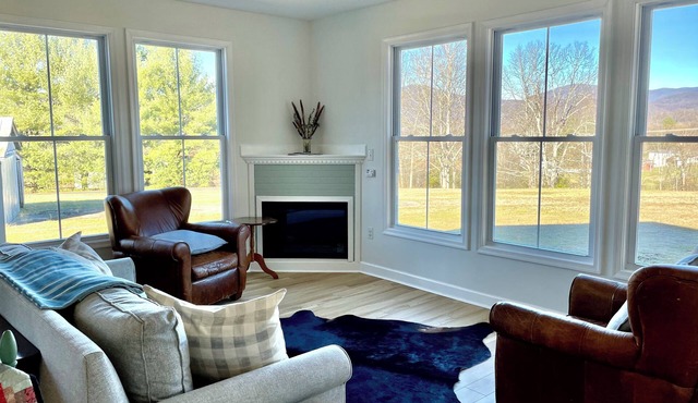 Tranquil and peaceful guest cottage with mountain views!