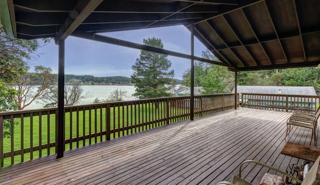 Tranquil Bayfront Home with Covered Deck & Large Lawn - Close to Beach