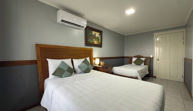 Tranquil bed & breakfast with AC in Alajuela. Near International Airport, 15 min