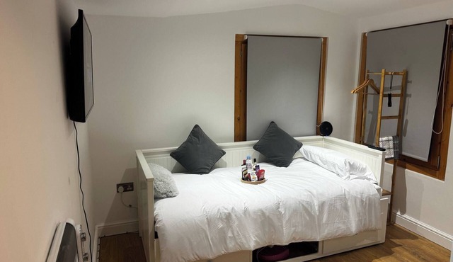 Tranquil Cabin Retreat in Bexleyheath