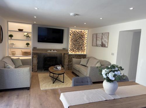 Tranquil Contemporary Cottage with Luxurious Jacuzzi