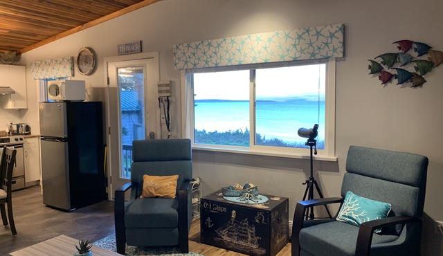 Tranquil Cottage in Bowser. Beautiful ocean views.