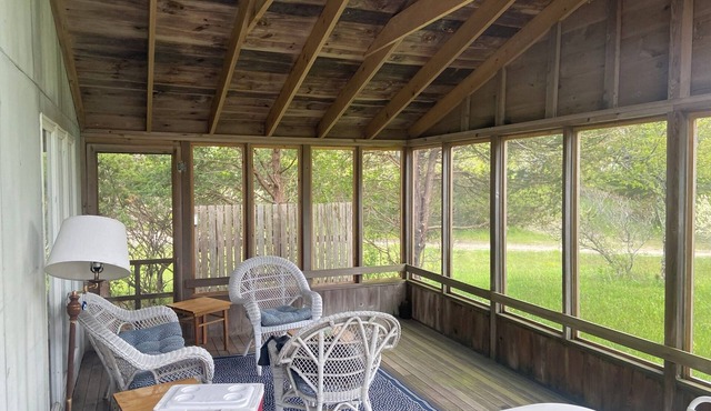 Tranquil cottage with WiFi on Cape Poge Bay