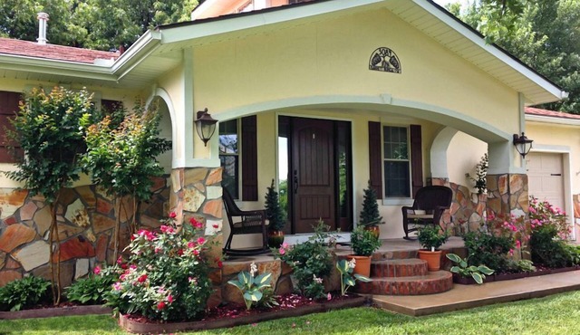 Tranquil Countryside Bungalow: A Blissful Retreat in Town Minutes From UofA!
