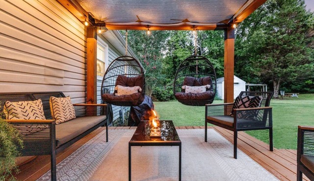 Tranquil & Cozy ~ Queen Beds, Porch, Backyard, BBQ