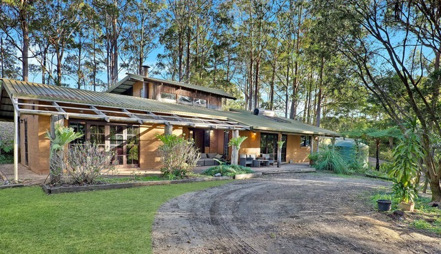 Tranquil Downs , Completely unique - 5 bedroom wood and mudbrick family home with roaring fireplace