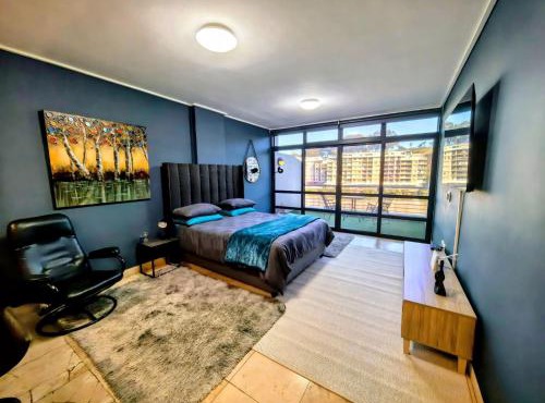 Tranquil Executive Apartment with Lake Views in Cape Town