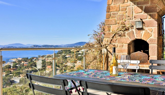 Tranquil family-friendly holiday home for eight persons with sea view