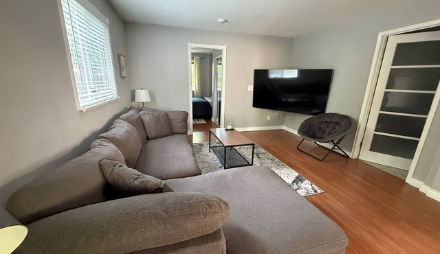 🌿 Tranquil Garden-Level Retreat in Walnut Grove - Langley - 2 Bedroom 🍷🐾