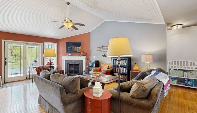 Tranquil lakefront retreat with hot tub, screened porch, kayaks, and more