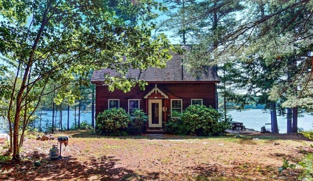 Tranquil Lakefront Retreat with large outdoor patio, beach and Stunning Views