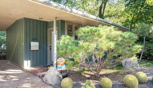 Tranquil Mid Century Guest House in Sierra Madre