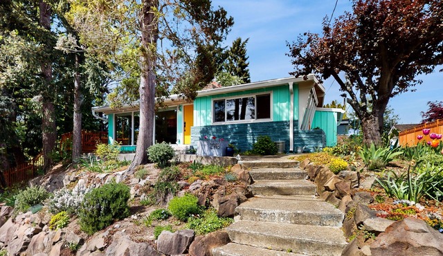 Tranquil Mid-Century retreat in Seattle's charming neighborhood. Dog-friendly