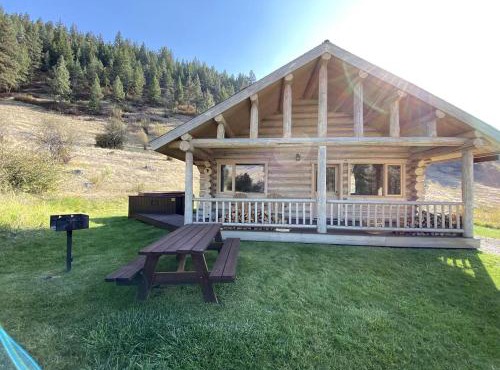 Tranquil Mountain Glamping Retreat: Stunning Log Cabin with in Darby, MT