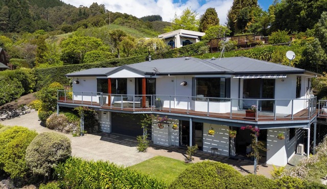 Tranquil Nelson Escape: Birdsong, Hot Tub, Parking. One bedroom, living room.