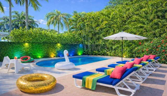 Tranquil Oasis: Newly Renovated Villa, Heated Pool, Private Garden Retreat