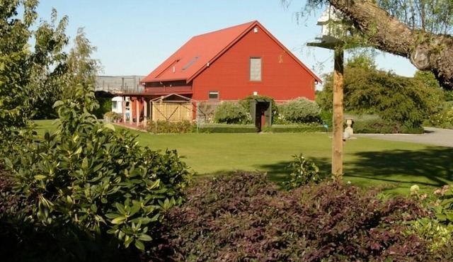 Tranquil, private guest accommodation in beautiful garden setting