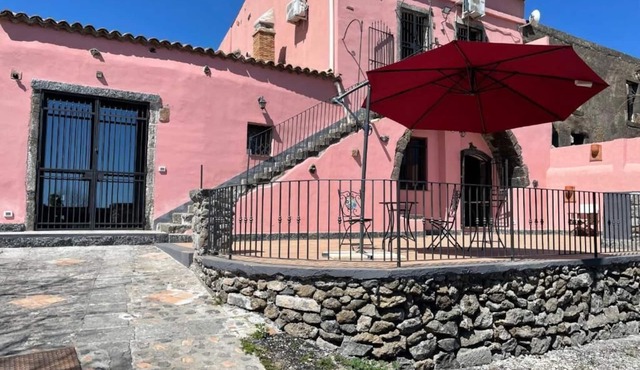 Tranquil retreat close to beach Taormina. Triple room in 1800's casale with pool
