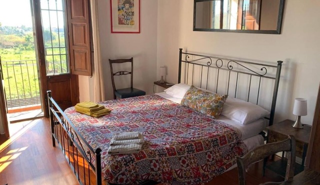 Tranquil retreat close to beach Taormina. Double room in 1800's casale with pool