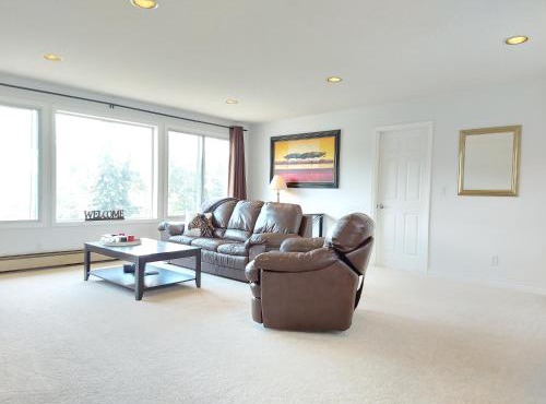 Tranquil Retreat Spacious 2-Bedroom Suite on the 2nd Floor
