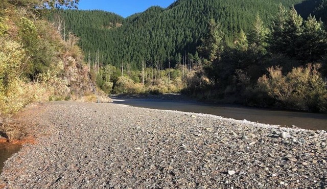 Tranquil River setting, Cosy Chalet for two, Pet Friendly.