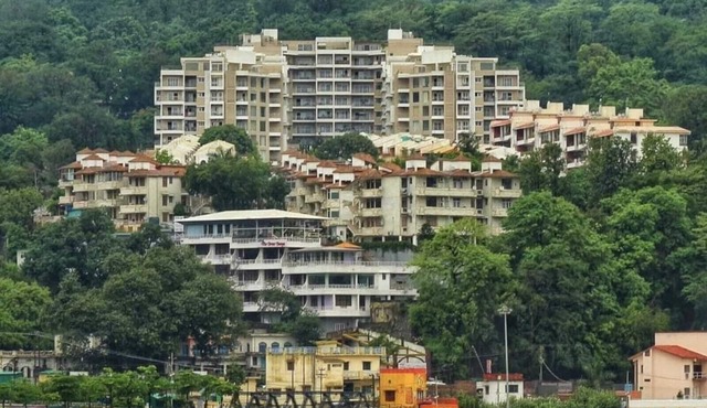Tranquil Riverside Elegance: Luxury Retreat with Captivating Views by the Ganges