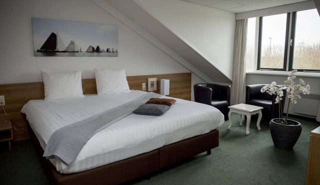 Tranquil Sanctuary close to Top Landmarks, Scenic Outdoors & Attractions