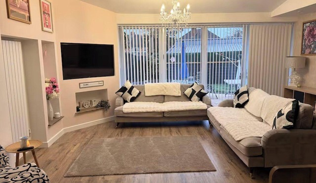 Tranquil Solihull Retreat - 3 Bedroom House
