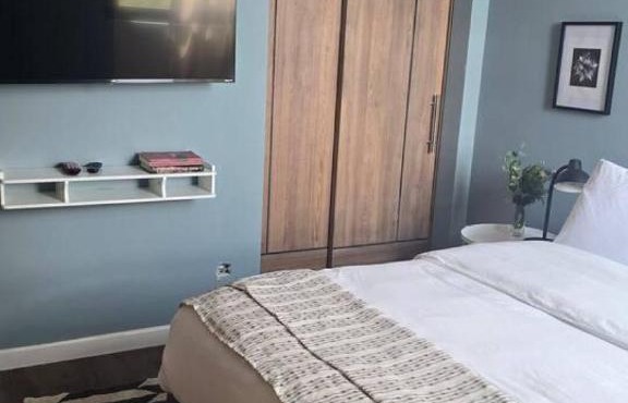 Tranquil Stay in Chic Chia 400