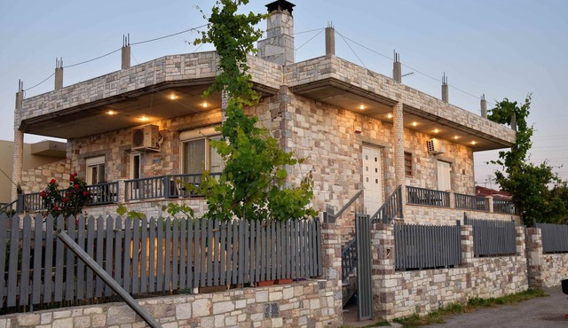 Tranquil Stone Villa- 5 min from the beach!