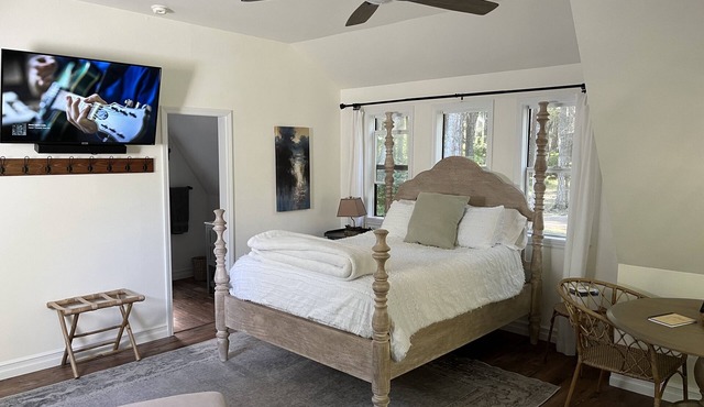 Tranquil Studio Amongst the Pines Near Redwood Highway - Pet Friendly!