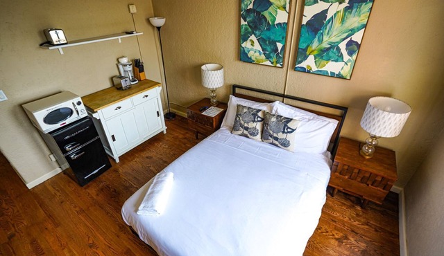 Tranquil Studio with AC in vibrant Los Angeles