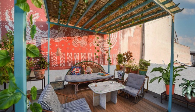 Tranquil Studio with Spacious Terrace Garden, Gazebo, close to the heritage City