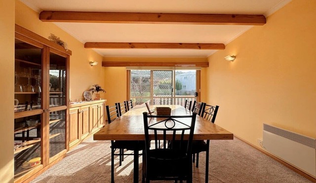 Tranquil Sunlit Retreat close to CBD and Airport