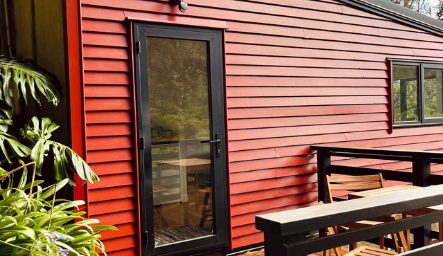 Tranquil sunny spot in the heart of Piha. 10 minutes walk to the beach.