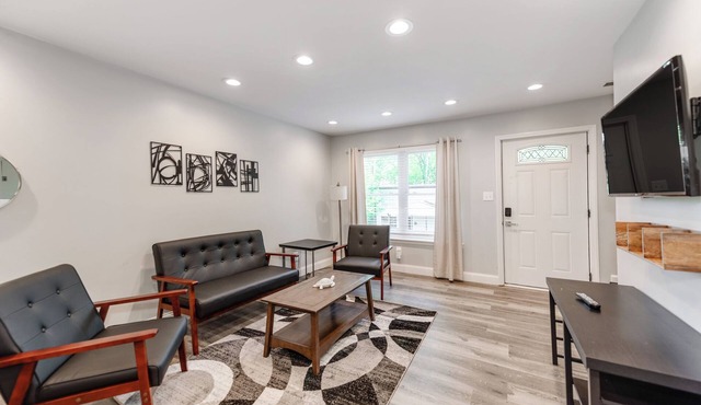 Tranquil townhome with AC in NoDa Charlotte