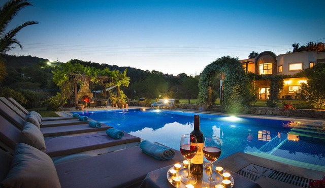 Tranquil Villa set in 2 acres with large pool, volleyball, basketball, badminton
