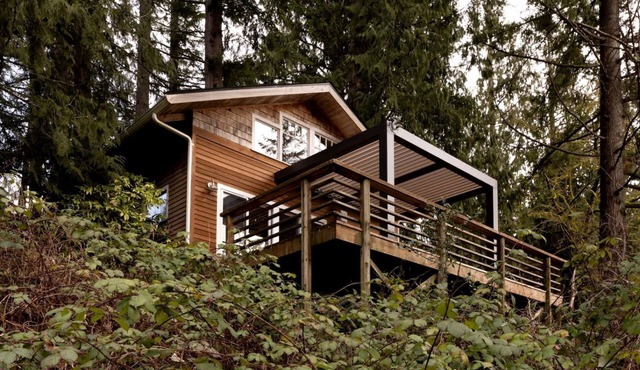 Tranquil Waterfront Cabin on Cain Lake for a Cozy Glamping Getaway in Sedro-Woolley, WA