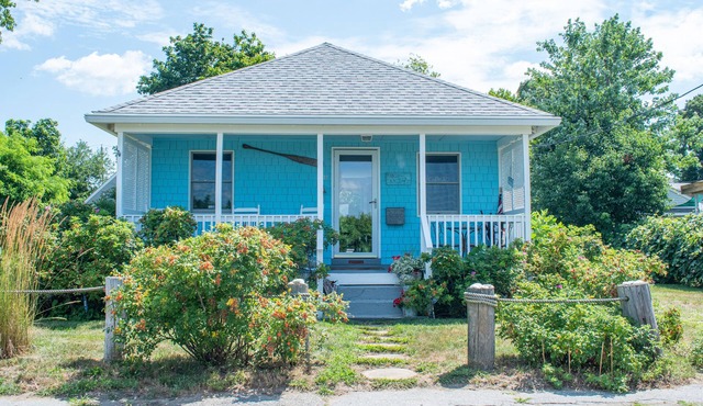 Tranquility And Sunsets At Our Beach Bungalow. Front Porch To Relax!
