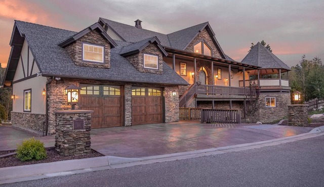 Tranquility Lodge by Destination Big Bear : Luxury in Castle Glen Estates! Pool Table!