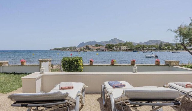 TRANQUILITY, REST AND RELAXATION BY THE SEA. IN WINTER CENTRAL HEATING