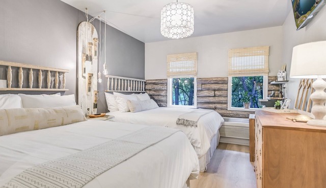 Tranquility Suite · Cabins on the Square — Creekside Boutique Suite, Sleeps 4